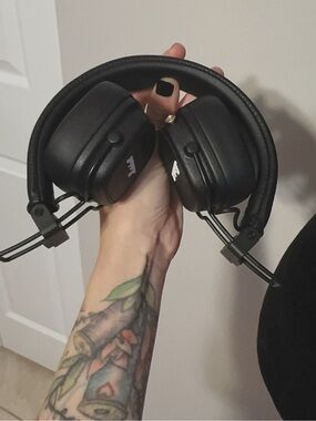 Marshalls Matte Black Over-Ear Headphones with Cushioned Ear Cups